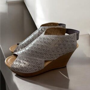 Kenneth Cole Reaction Grey Wedge Sandals Size 8 M Perforated Slingback